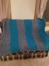 Load image into Gallery viewer, Hand knit blanket (Thick)
